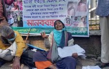 সুনামগঞ্জে ছেলে হত্যার বিচার চেয়ে মানববন্ধনে একাই দাঁড়ালেন মা