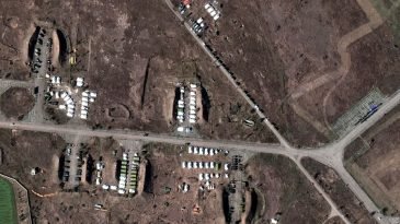 ইউক্রেনকে ঘিরে ফেলেছে রাশিয়া