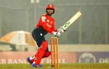 সাকিব ঝড়ে শীর্ষে বরিশাল, খাদের কিনারে ঢাকা