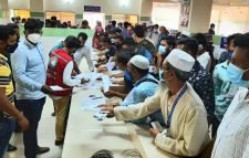 সিলেটে টিকাকেন্দ্রগুলোতে উপচেপড়া ভিড়