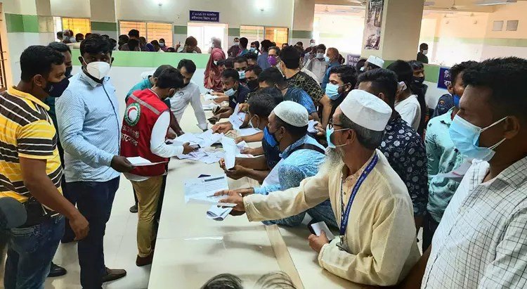 সিলেটে টিকাকেন্দ্রগুলোতে উপচেপড়া ভিড়