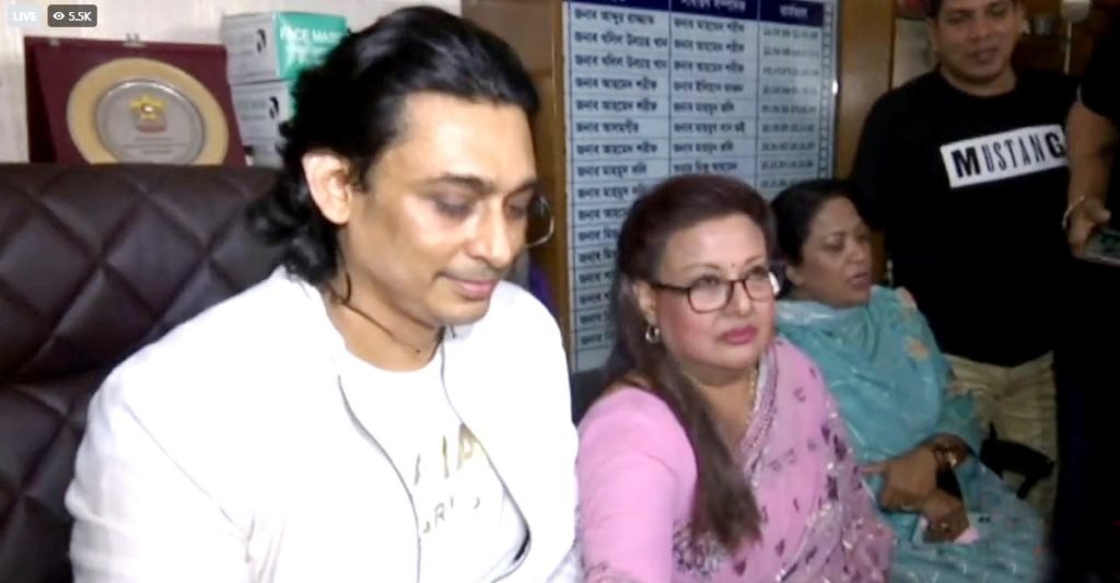 তালা ভেঙে ঢুকলেন, বসলেন সম্পাদকের চেয়ারে