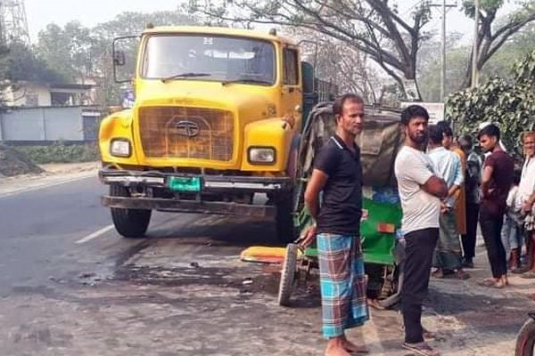 মাধবপুরে ট্রাক চাপায় অটোরিকশার ৩ জন নিহত