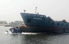 লঞ্চে ধাক্কা দেওয়া সেই জাহাজ আটক