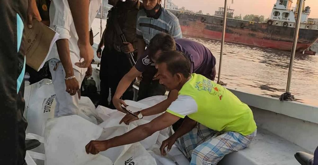 শীতলক্ষ্যায় লঞ্চডুবি : শিশুসহ ৬ মরদেহ উদ্ধার