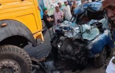 এক পায়ে শক্তি পান না সেই ট্রাকচালক, নামতে হয় মালিকের চাপে