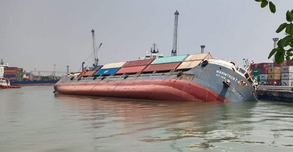 কলকাতা বন্দরে ডুবল বাংলাদেশি জাহাজ