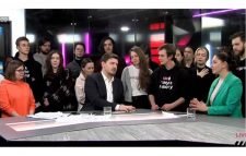 যুদ্ধকে ‘না’ বলে লাইভে এসে পদত্যাগ রাশিয়ার টিভি কর্মীদের