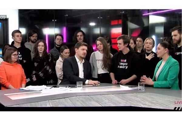 যুদ্ধকে ‘না’ বলে লাইভে এসে পদত্যাগ রাশিয়ার টিভি কর্মীদের