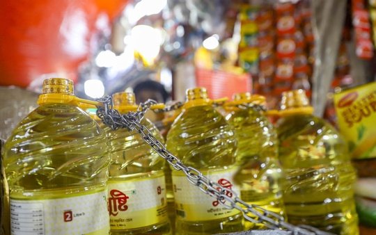 সিলেটে সয়াবিন তেলের বোতলে শেকল!