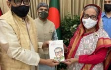 নিজের আত্মজীবনী প্রধানমন্ত্রীকে উপহার দিলেন মেনন