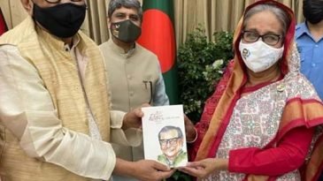 নিজের আত্মজীবনী প্রধানমন্ত্রীকে উপহার দিলেন মেনন