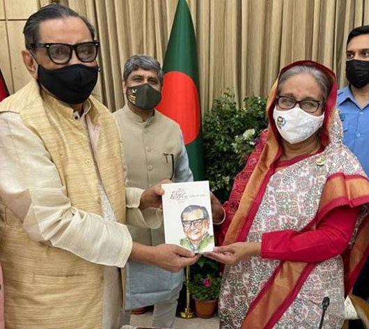 নিজের আত্মজীবনী প্রধানমন্ত্রীকে উপহার দিলেন মেনন