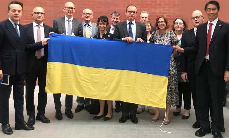 ইউক্রেনের পতাকা নিয়ে ঢাকায় ১৩ রাষ্ট্রদূতের শোডাউন