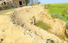 সড়কের পাশ খুঁড়েই সড়কে মাটি ভরাট!