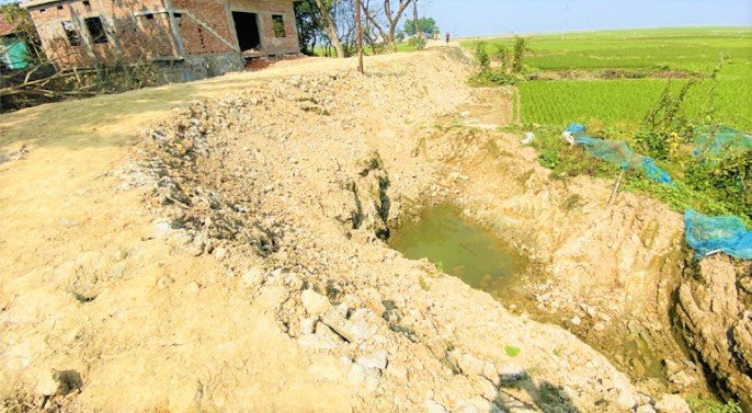 সড়কের পাশ খুঁড়েই সড়কে মাটি ভরাট!