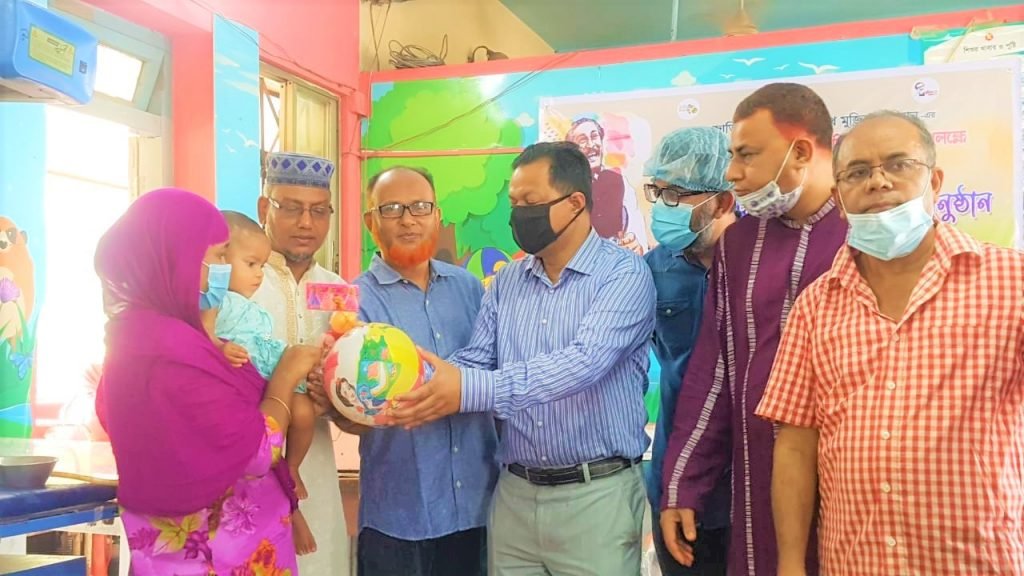 বঙ্গবন্ধুর জন্মবার্ষিকী উপলক্ষে সদর হাসপাতালে খেলনা সামগ্রী বিতরণ