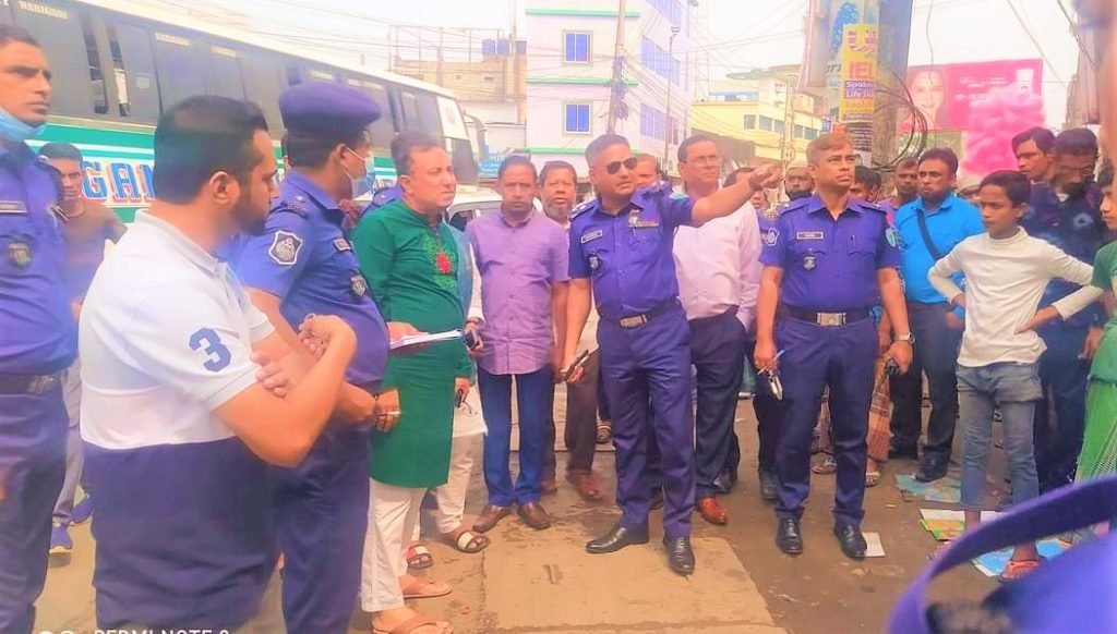 ফুটপাত দখলমুক্ত মাঠে নেমেছে জেলা পুলিশ ও মৌলভীবাজার পৌরসভা