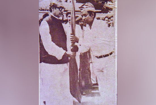 ২৩শে মার্চ প্রথম আনুষ্ঠানিক পতাকা উত্তোলন