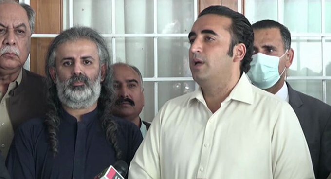 ইমরান খানের বিশেষ সহকারির পদত্যাগ ঘোষণা