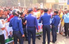 দ্রব্য মূল্যের লাগামহীন উর্ধ্বগতির প্রতিবাদে  সেচ্ছাসেবক দলের বিক্ষোভ মিছিল পুলিশ বাঁধা