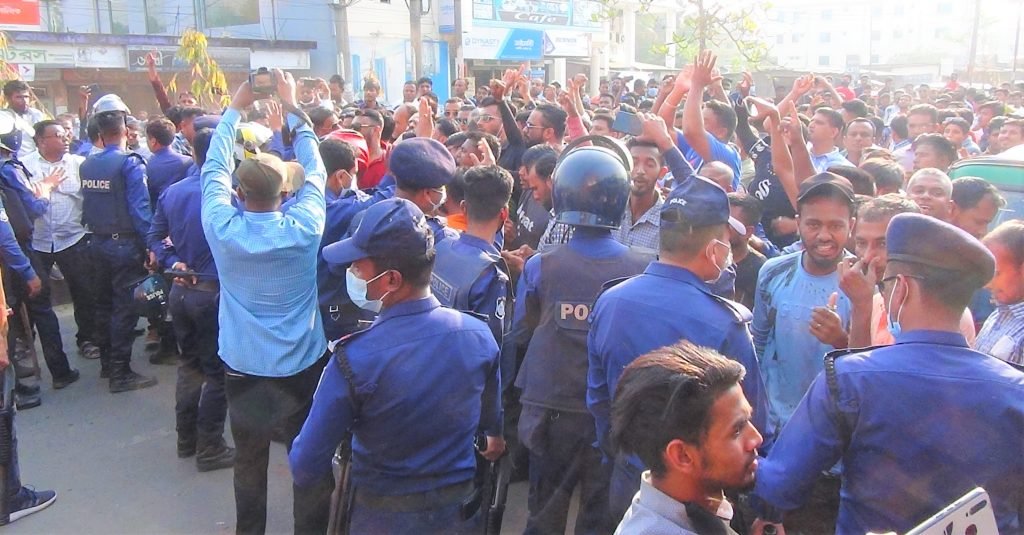 পুলিশের বাধাঁয় বিক্ষোভ মিছিল পন্ড জেলা যুবদলের