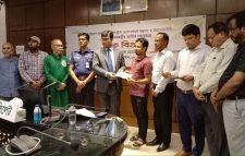 সিলেটে প্রধানমন্ত্রীর তহবিল থেকে অনুদানের চেক পেলেন সাংবাদিকরা