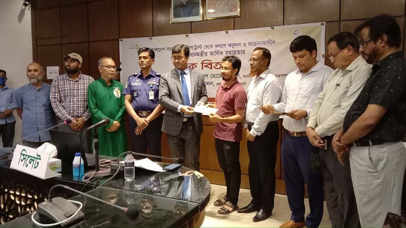 সিলেটে প্রধানমন্ত্রীর তহবিল থেকে অনুদানের চেক পেলেন সাংবাদিকরা