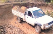 কমলগঞ্জে অবৈধভাবে বালু উত্তোলন করায় পিকআপ জব্দ