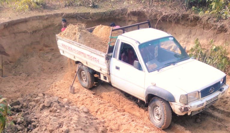 কমলগঞ্জে অবৈধভাবে বালু উত্তোলন করায় পিকআপ জব্দ