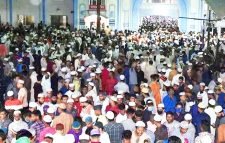 সিলেটে মসজিদে মসজিদে ইবাদতে মশগুল মুসল্লিরা