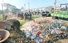 হাকালুকি হাওরে মিশছে দূষিত পানি জুড়ী নদীতে ভাগাড়, দূষণ