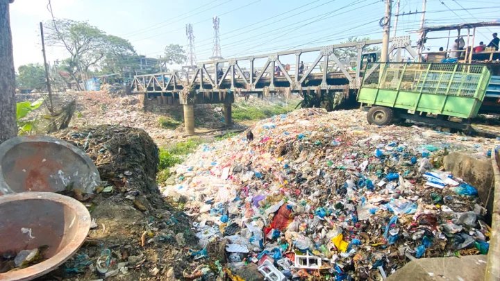 হাকালুকি হাওরে মিশছে দূষিত পানি জুড়ী নদীতে ভাগাড়, দূষণ