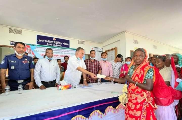 শ্রীমঙ্গলে চা শ্রমিকদের মাঝে চেক বিতরণ