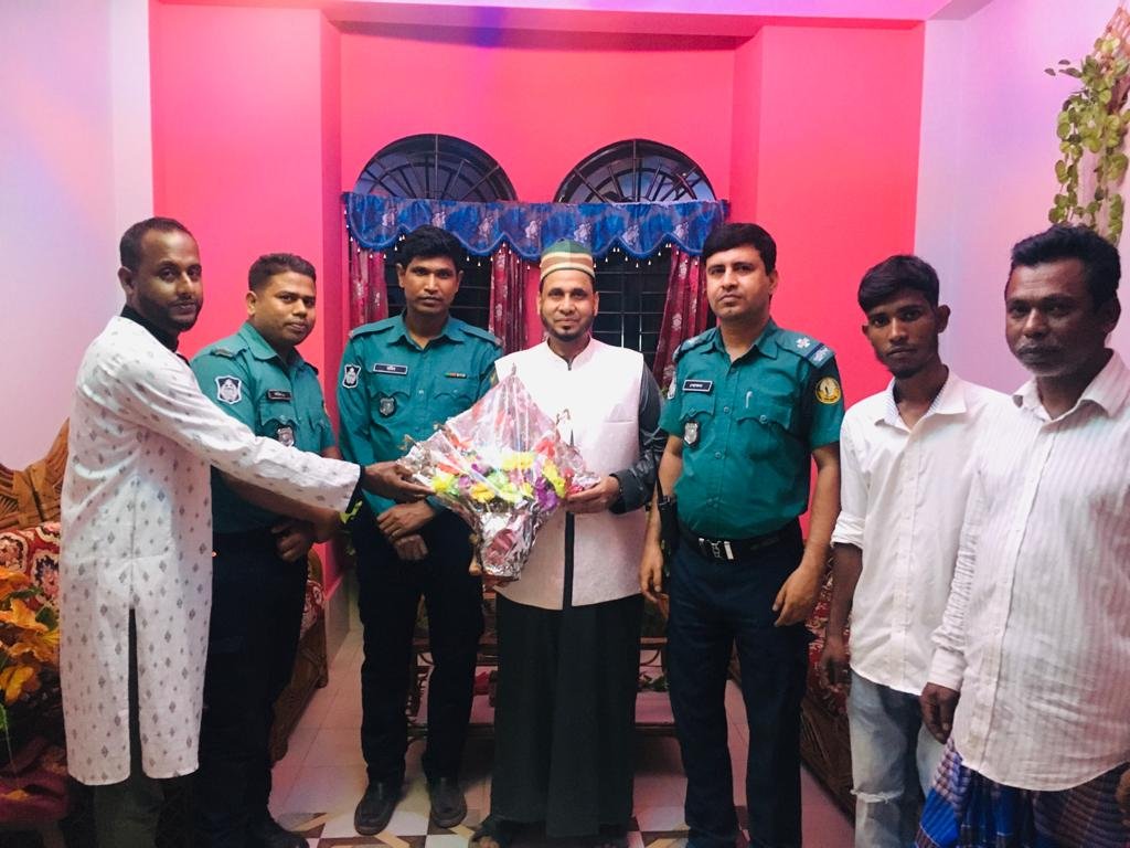 সমাজসেবী আলহাজ্ব  আকরম আলীর সাথে  দক্ষিণ  সুরমা থানা পুলিশ`র সাক্ষাৎ