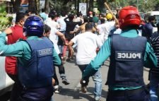 দেশে দ্রব্যমূল্যের প্রতিবাদে চট্টগ্রামে যুবদলের বিক্ষোভ সমাবেশে পুলিশের লাঠিচার্জ