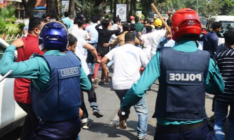দেশে দ্রব্যমূল্যের প্রতিবাদে চট্টগ্রামে যুবদলের বিক্ষোভ সমাবেশে পুলিশের লাঠিচার্জ