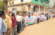 বিভিন্ন দাবীতে বাংলাদেশ মাধ্যমিক শিক্ষাপ্রতিষ্ঠানের শিক্ষকদের মানববন্ধন