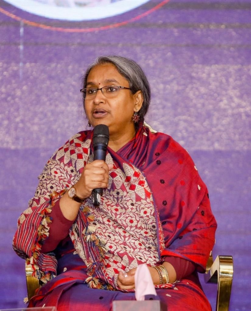 টিপ পরা ছবি দিয়ে শিক্ষামন্ত্রীর প্রতিবাদ