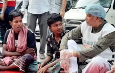 রাস্তায় বসে ইফতার করলেন পরিকল্পনামন্ত্রী মান্নান