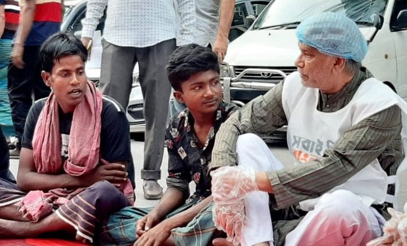 রাস্তায় বসে ইফতার করলেন পরিকল্পনামন্ত্রী মান্নান