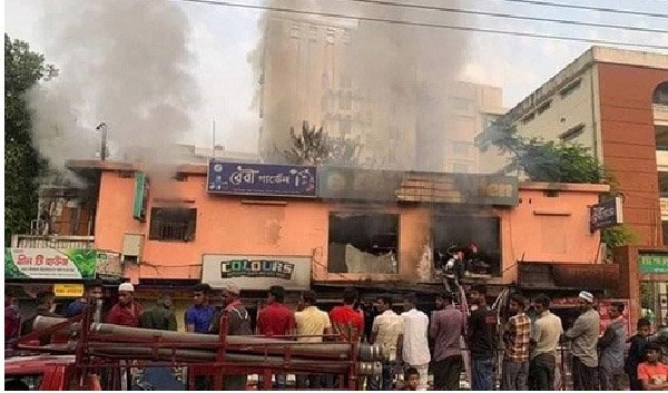 আইপিএসের আগুনে ব্যবসা প্রতিষ্ঠান পুড়ে ছাই