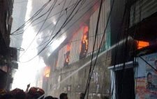 লালবাগে প্লাস্টিক কারখানায় আগুন, নিয়ন্ত্রণে ১২ ইউনিট