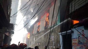 লালবাগে প্লাস্টিক কারখানায় আগুন, নিয়ন্ত্রণে ১২ ইউনিট