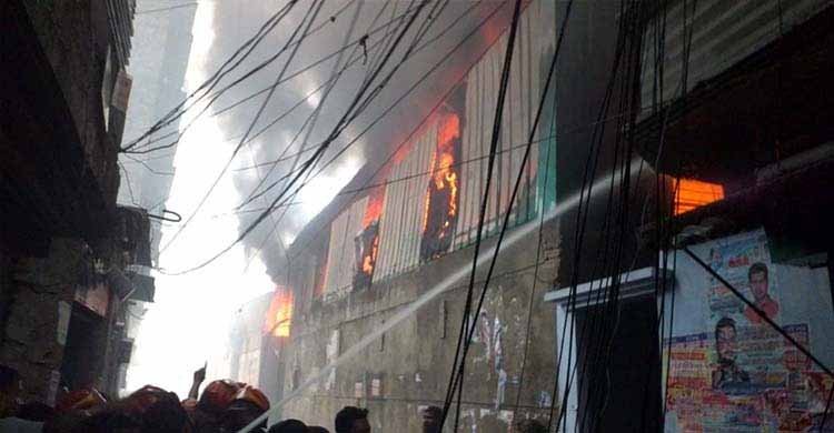 লালবাগে প্লাস্টিক কারখানায় আগুন, নিয়ন্ত্রণে ১২ ইউনিট