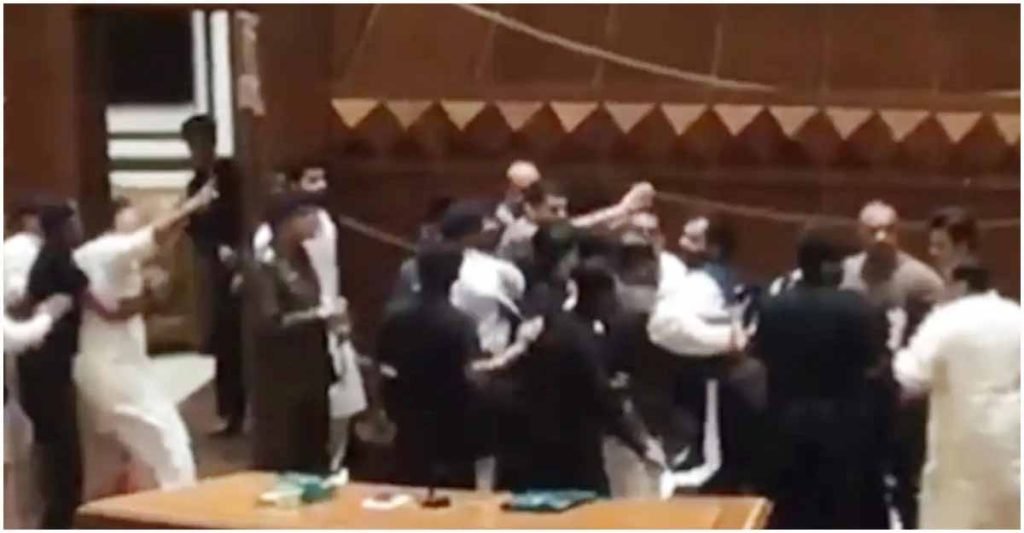 পাকিস্তানে সংসদে ডেপুটি স্পিকারকে ইমরানের দলের এমপিদের মারধর