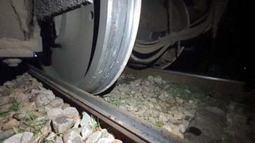 শ্রীপুরে চাকা লাইনচ্যুত, ট্রেন চলাচল বন্ধ