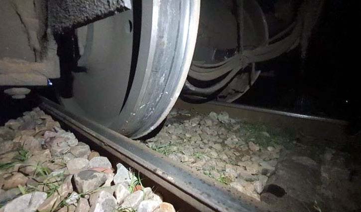 শ্রীপুরে চাকা লাইনচ্যুত, ট্রেন চলাচল বন্ধ