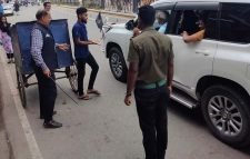 রাস্তায় ভ্যান চালককে লাঠি দিয়ে পেটালেন মেয়র!