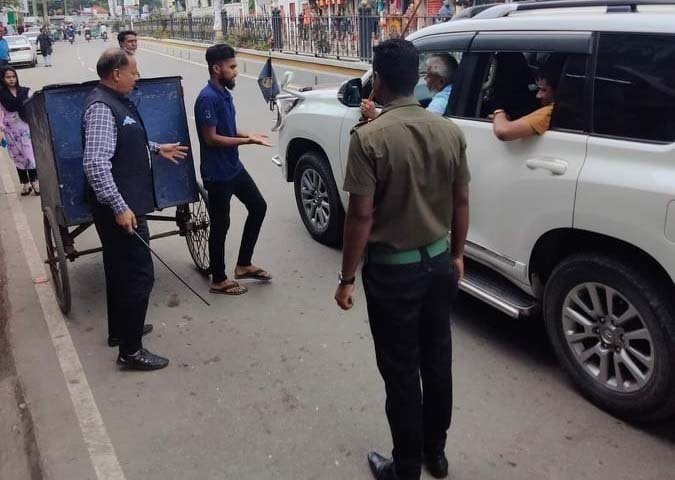 রাস্তায় ভ্যান চালককে লাঠি দিয়ে পেটালেন মেয়র!